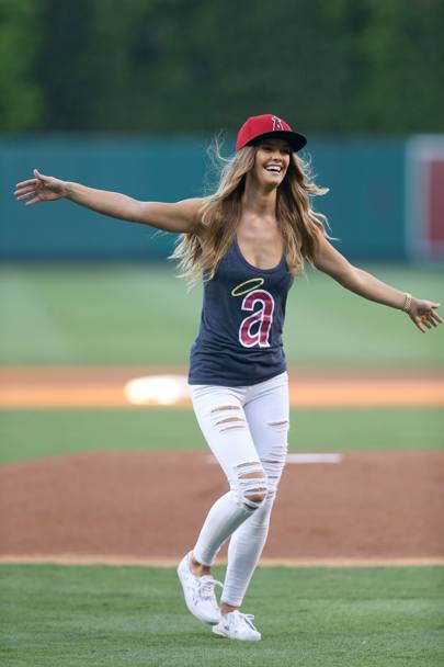 Il lancio inaugurale  andato bene. Protagonista la modella di Sports Illustrated, Nina Agdal, che ha aperto la partita di baseball tra Los Angeles Angels e Chicago White Sox nello stadio di Anaheim (Afp)